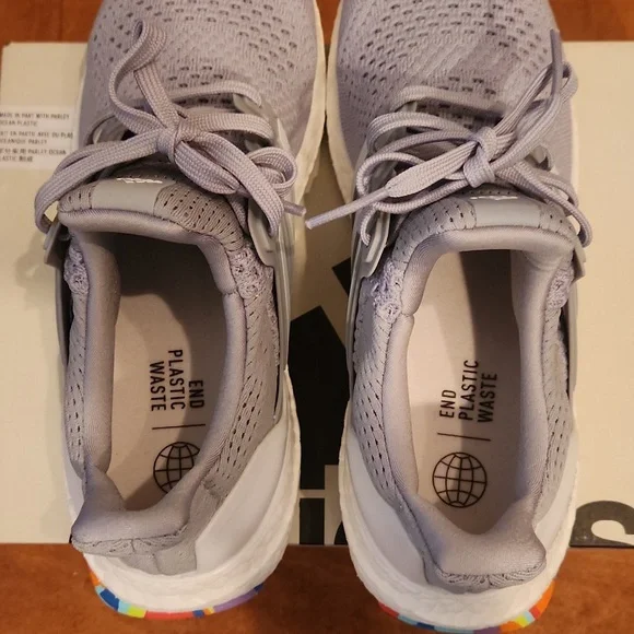 Adidas Ultra Boost Sneaker 🩶Kid 6.5 can fit Women 7.5 to 8🩶